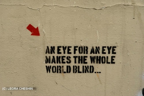 עין תחת עין- עושה את כל העולם עיוור. בפריז